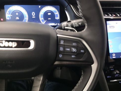 Used 2025 Jeep Grand Cherokee Limited w/ Trailer Tow Package image 16