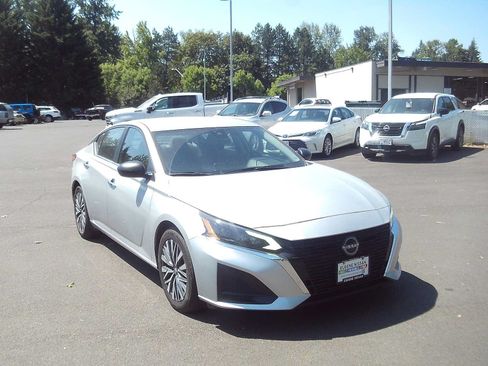 Used 2025 Nissan Altima 2.5 SV FWD image 7