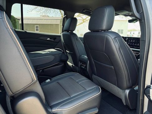 Used 2025 Chevrolet Traverse High Country FWD image 18