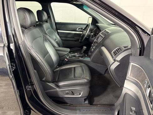 Used 2016 Ford Explorer XLT w/ Equipment Group 202A FWD image 4