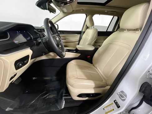 Used 2022 Jeep Grand Cherokee Limited w/ Luxury Tech Group II image 22