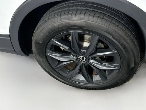 Used 2024 Volkswagen Tiguan SE image 11