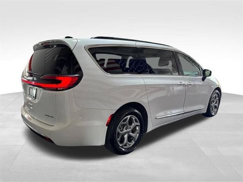 Used 2023 Chrysler Pacifica Limited FWD image 5