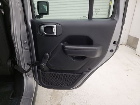 Used 2020 Jeep Gladiator Sport image 38