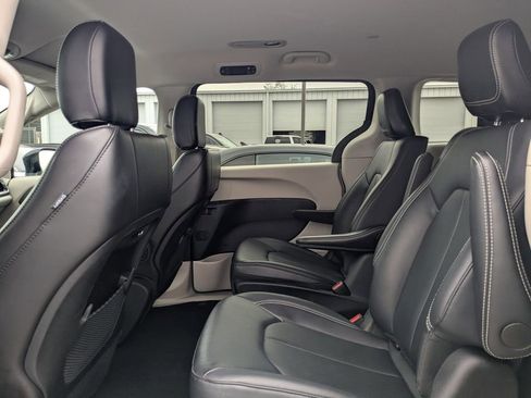 Used 2024 Chrysler Pacifica Select image 13