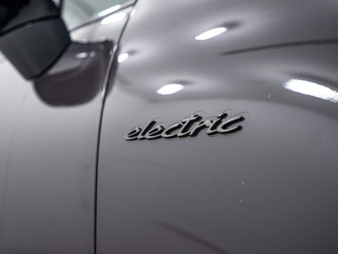 Certified 2025 Porsche Macan Turbo Electric AWD/4WD image 26
