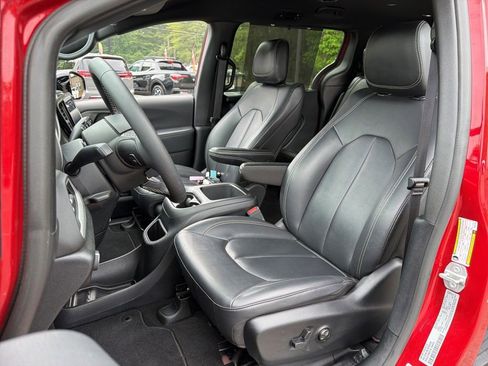 Used 2025 Chrysler Pacifica Select FWD image 19