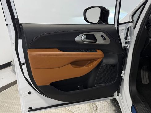 New 2026 Chrysler Pacifica Pinnacle w/ Trailer Tow Group image 20