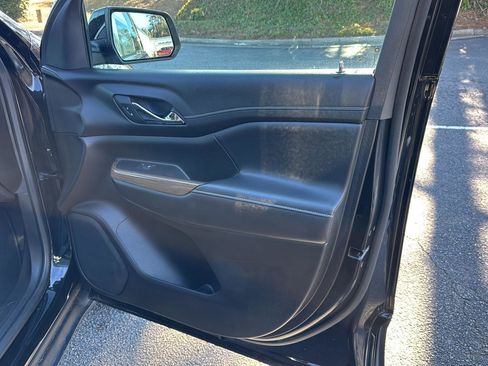 Used 2023 GMC Acadia SLE image 12