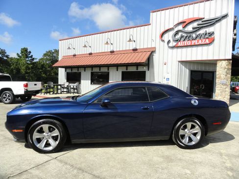 Used 2016 Dodge Challenger SXT RWD image 3