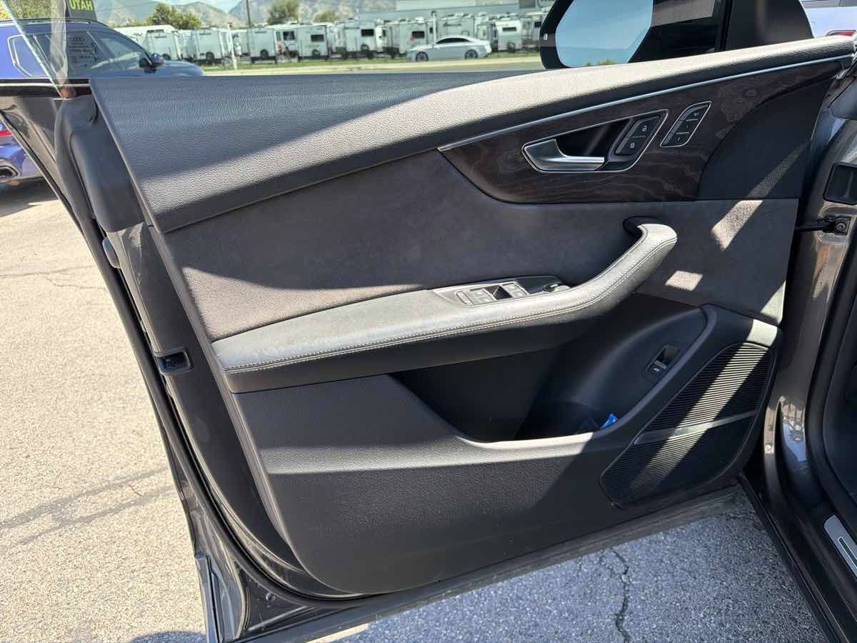 Used 2019 Audi Q8 Prestige w/ Luxury Package AWD/4WD image 11