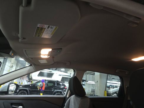 Used 2023 Nissan Rogue SV image 10