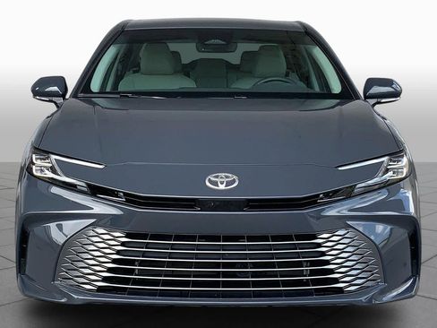 Used 2025 Toyota Camry XLE FWD image 4