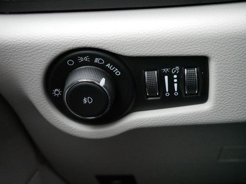 Used 2024 Chrysler Pacifica Touring-L image 27