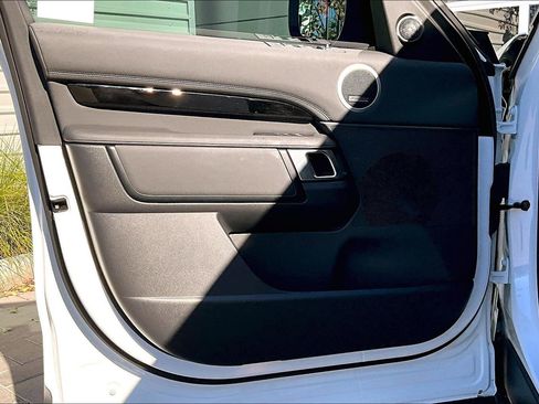 Used 2024 Land Rover Discovery S image 22