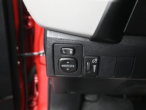 Used 2017 Toyota Corolla LE image 19