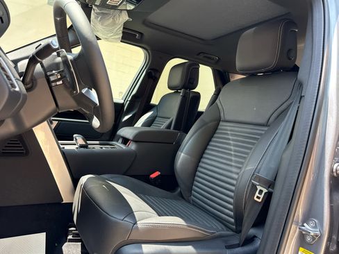 Used 2025 Land Rover Discovery S image 13