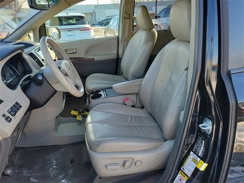 Used 2014 Toyota Sienna XLE image 6
