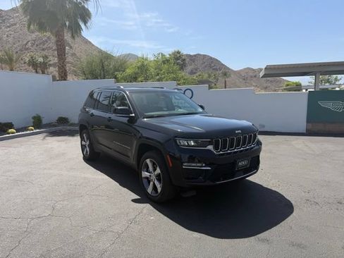Used 2022 Jeep Grand Cherokee Limited w/ Luxury Tech Group II AWD/4WD image 3