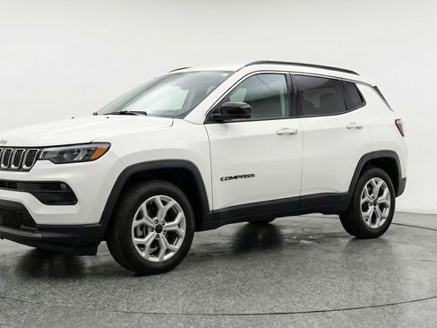 Used 2025 Jeep Compass Latitude AWD/4WD image 3