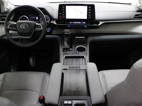 Used 2024 Toyota Sienna Limited FWD image 34