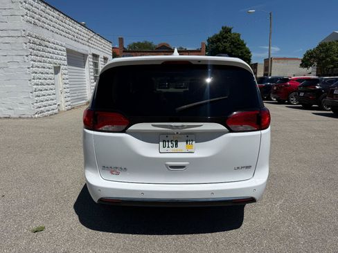 Used 2017 Chrysler Pacifica Limited FWD image 6