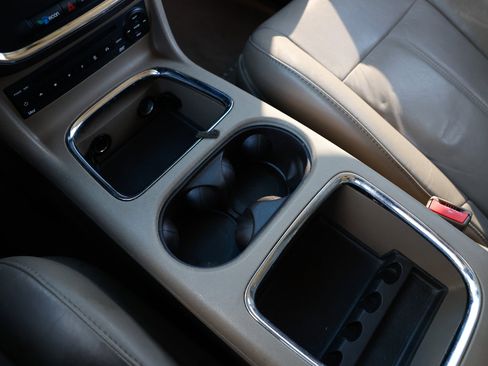 Used 2012 Chrysler Town & Country Limited image 38