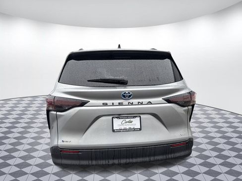 Used 2025 Toyota Sienna XLE image 6