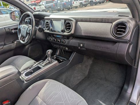 Used 2017 Toyota Tacoma SR5 AWD/4WD image 32