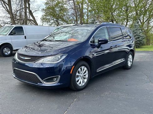 Used 2018 Chrysler Pacifica Touring-L Plus FWD image 5