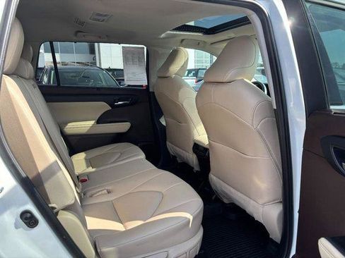 Certified 2021 Toyota Highlander XLE AWD/4WD image 12