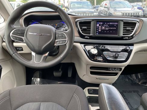 Used 2024 Chrysler Voyager LX FWD image 11