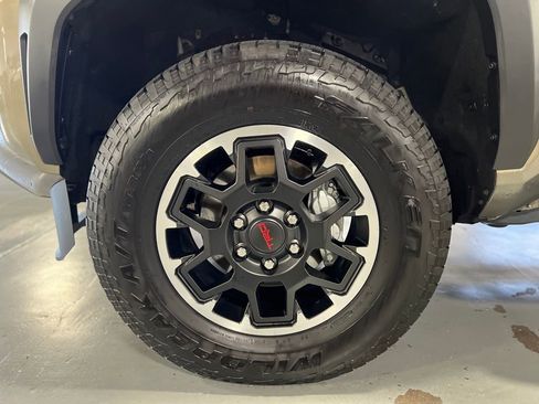 Certified 2025 Toyota Tacoma TRD Off-Road image 9