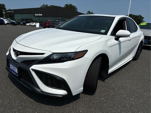 Used 2022 Toyota Camry SE w/ Cold Weather Package FWD image 5