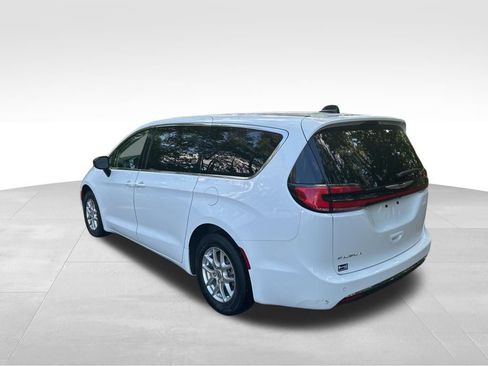 Used 2024 Chrysler Pacifica Touring-L FWD image 3