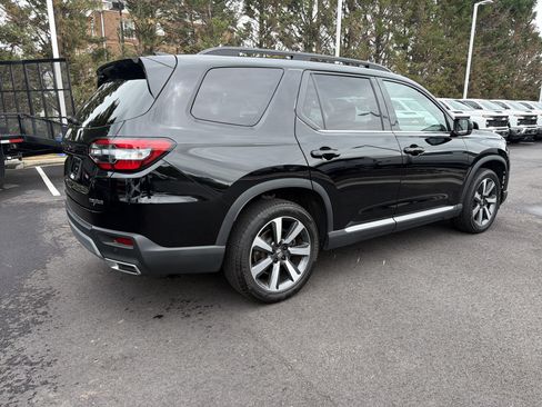 Used 2025 Honda Pilot Touring image 10