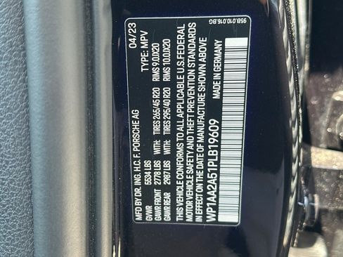 Certified 2023 Porsche Macan AWD/4WD image 29