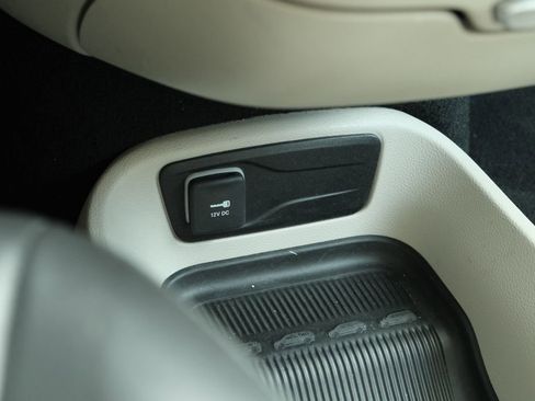 Used 2023 Chrysler Pacifica Touring-L image 16