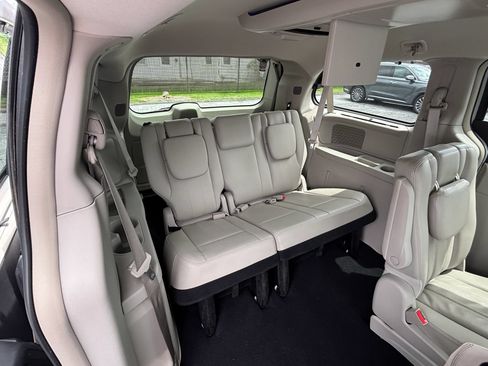 Used 2013 Chrysler Town & Country Touring-L w/ Driver Convenience Group FWD image 10