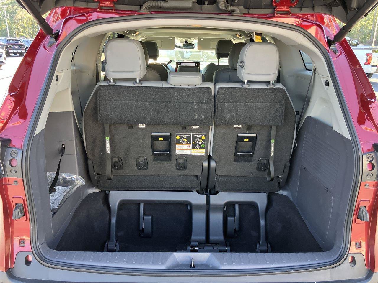 Used 2023 Toyota Sienna XLE FWD image 28