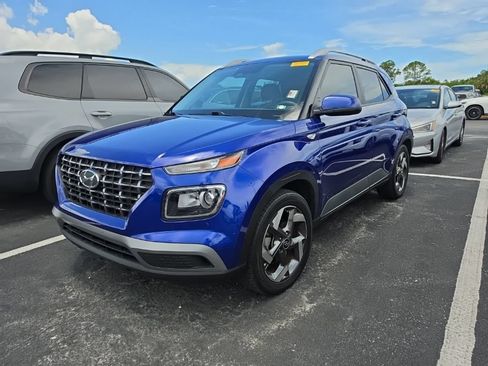 Used 2024 Hyundai Venue SEL FWD image 4