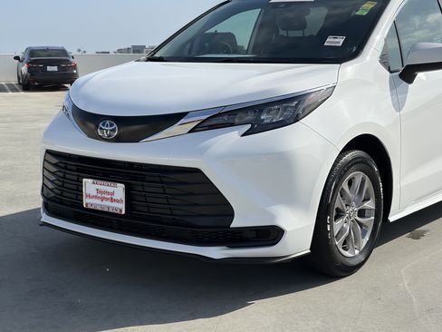 Certified 2025 Toyota Sienna LE FWD image 7