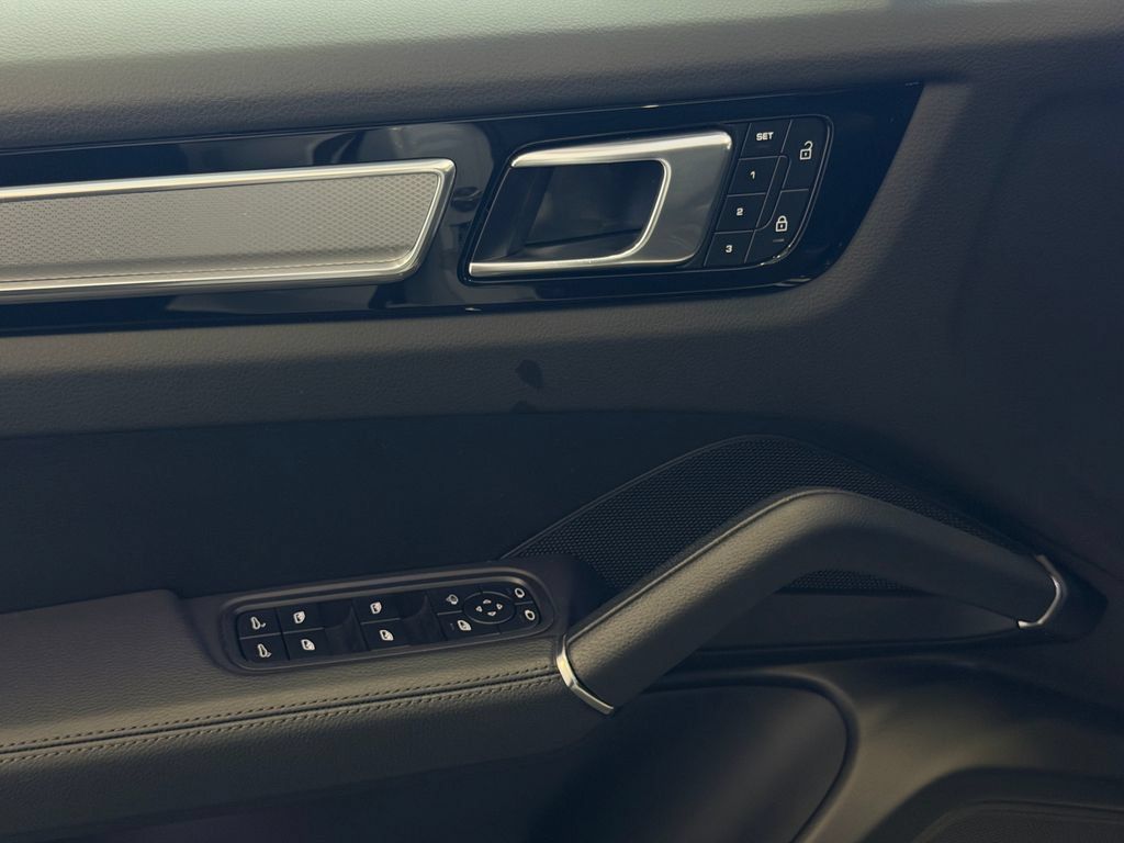 Certified 2023 Porsche Cayenne Platinum Edition AWD/4WD image 14