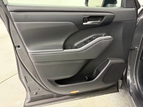 Used 2023 Toyota Highlander XLE image 13