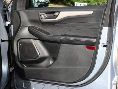 Used 2022 Ford Escape SE w/ SE Sport Appearance Package image 39