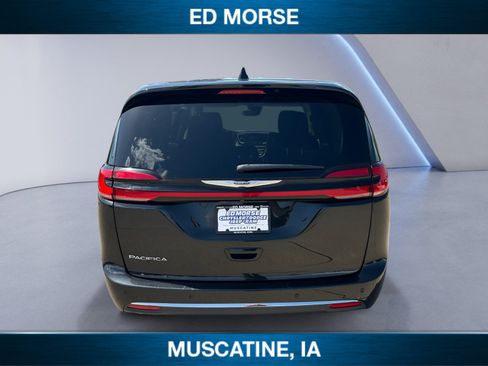 Used 2023 Chrysler Pacifica Touring-L FWD image 4