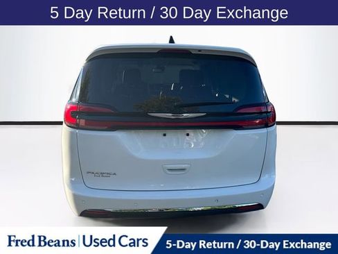 Used 2024 Chrysler Pacifica Touring-L image 7