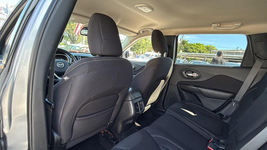 Used 2017 Jeep Cherokee Latitude w/ Comfort & Sound Group FWD image 26