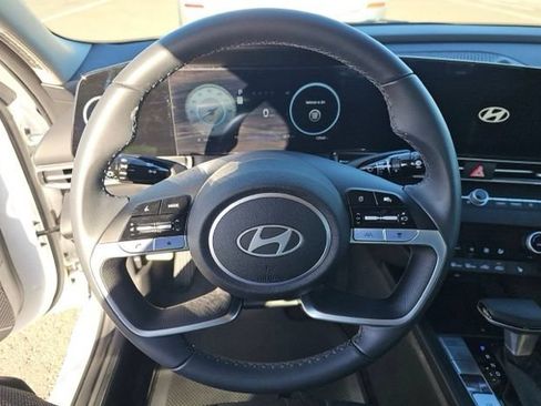 Certified 2025 Hyundai Elantra Limited FWD image 16