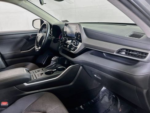 Used 2021 Toyota Highlander LE AWD/4WD image 28